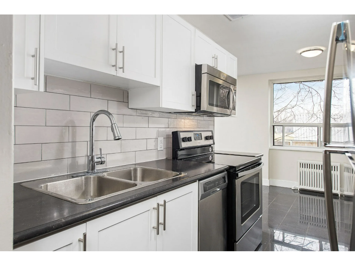 0321-200 Ridley Boulevard, Toronto, ON, M5M 3M2