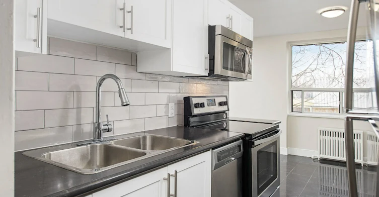 0321-200 Ridley Boulevard, Toronto, ON, M5M 3M2