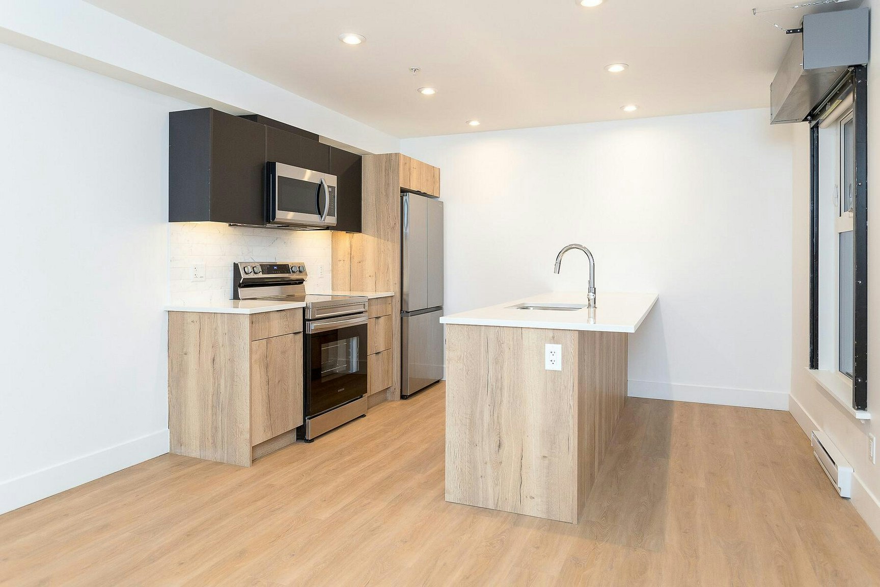313-725 Yates Street, Victoria, BC, V8W 1L4