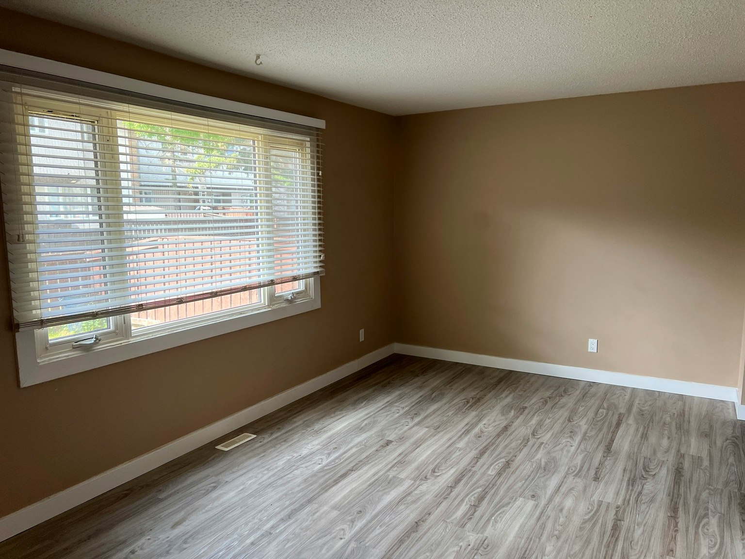 14120 80 Street Nw, Edmonton, AB, T5C 1L6 - 4