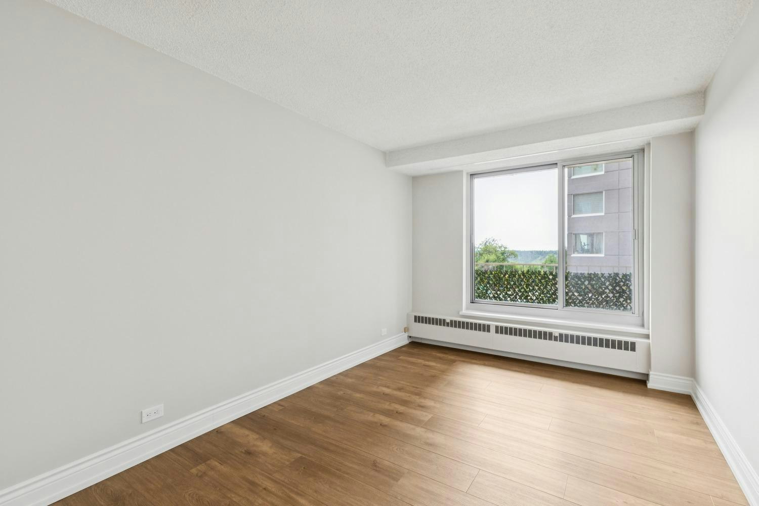 12207 Jasper Avenue, Edmonton, AB, T5N 3K2 - 14