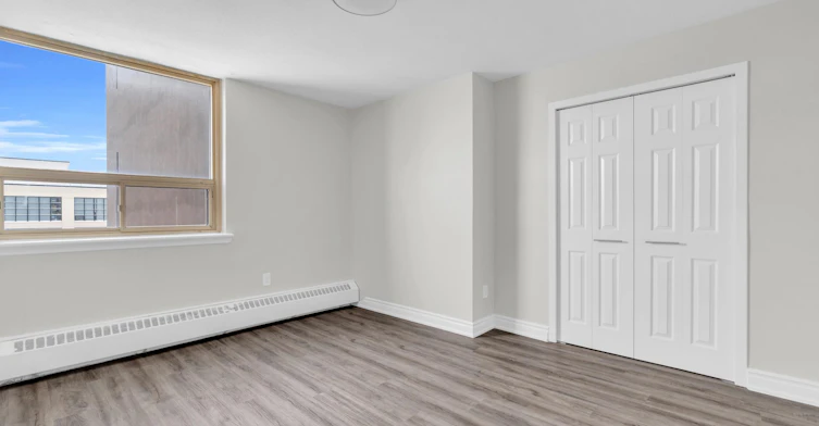 221 Queen Street South, Kitchener, ON, N2G 1W5 - 2