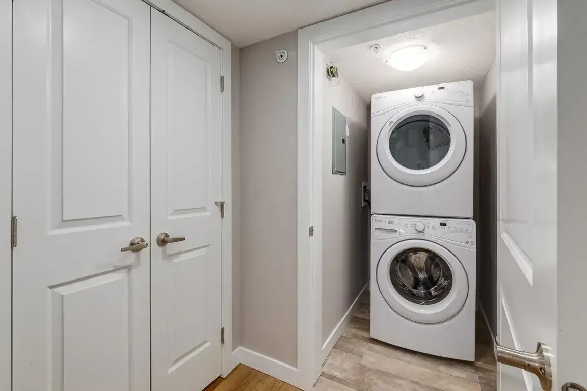 205-16517 55 Street NW, Edmonton, AB, T5Y 3K8 - 3