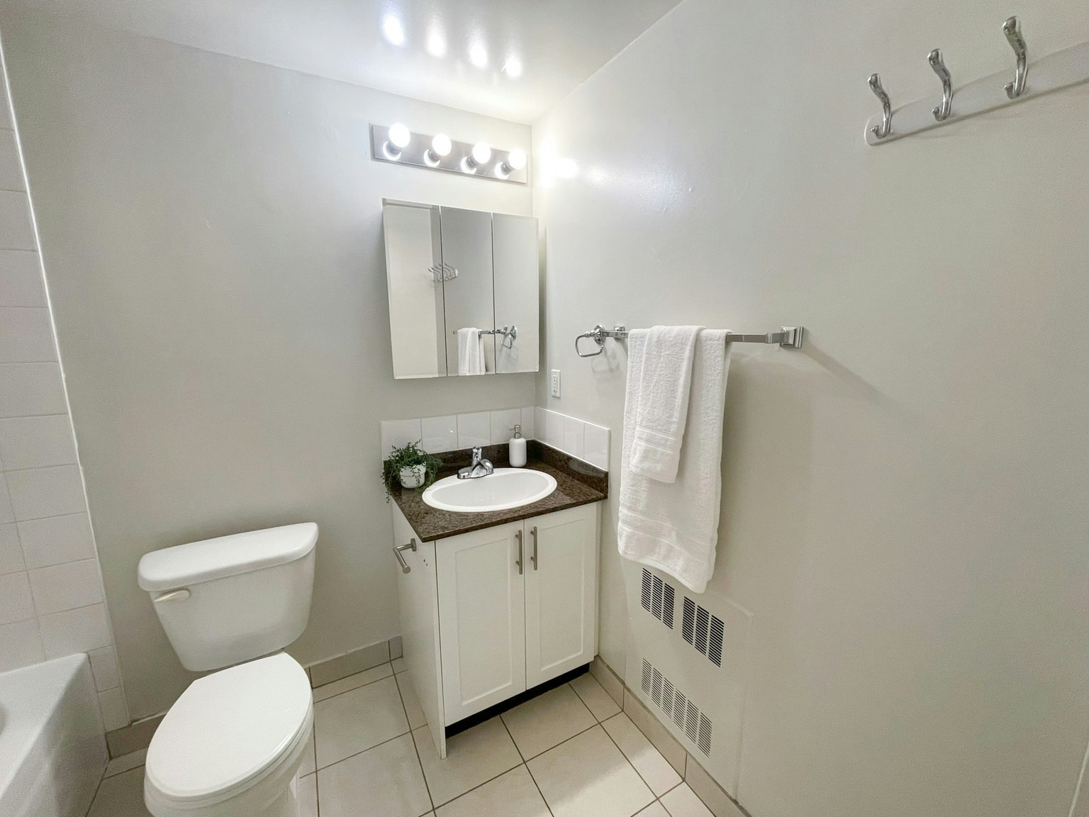 XXX0-2054 Comox Street, Vancouver, BC, V6G 1R8 - 4