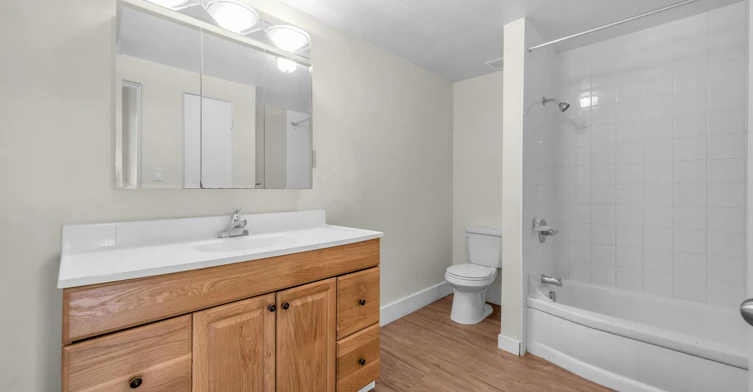 207-1615 Vine Street, Vancouver, BC, V6K 3J3