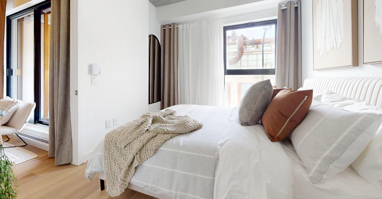 Bachelor -245 Robert Bourassa Boulevard, Montréal, QC, H3C 1A4 - 18