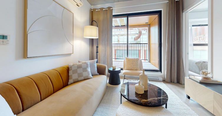 Bachelor -245 Robert Bourassa Boulevard, Montréal, QC, H3C 1A4 - 23