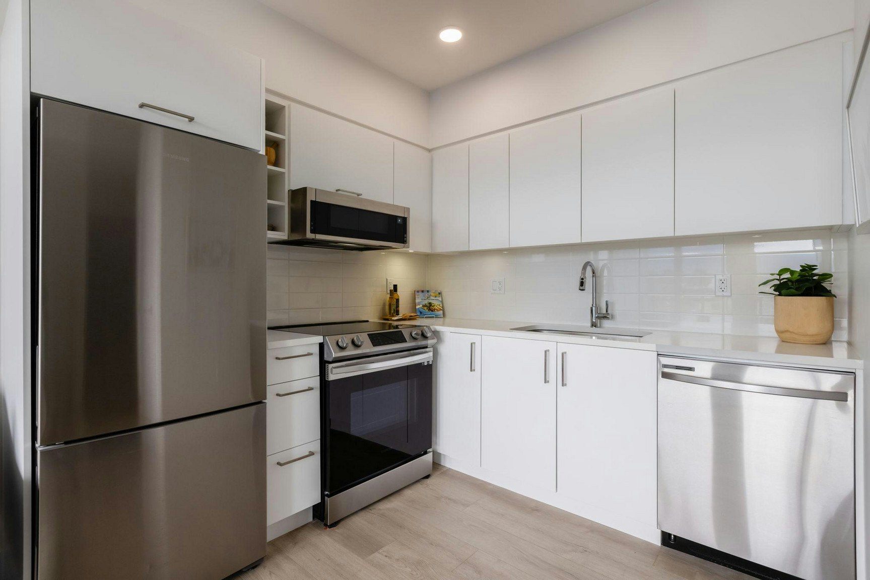 153 East 4th Street, North Vancouver, BC, V7M 2G5 - 2