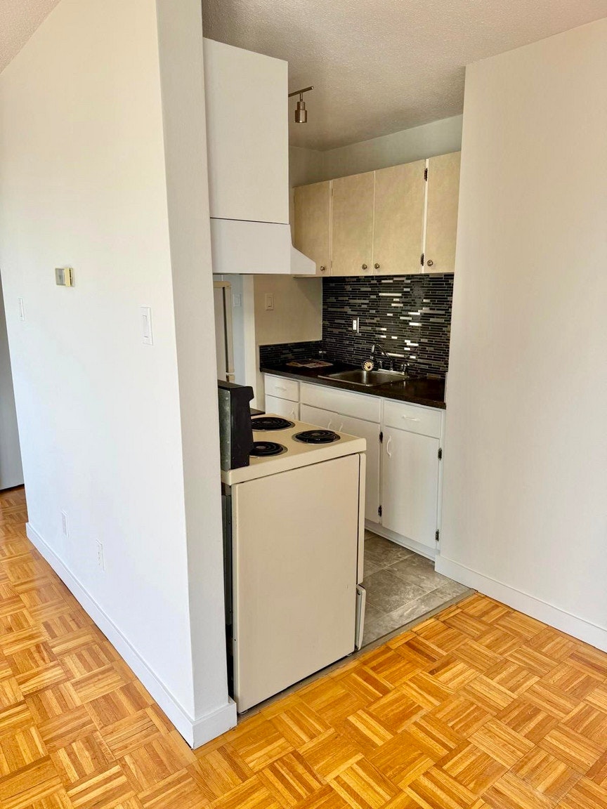 42-2020 Comox Street, Vancouver, BC, V6K 1H8 - 5