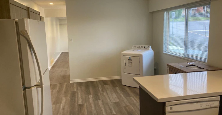 UPPER-5704 Dundas Street, Burnaby, BC, V5B 1B5 - 10