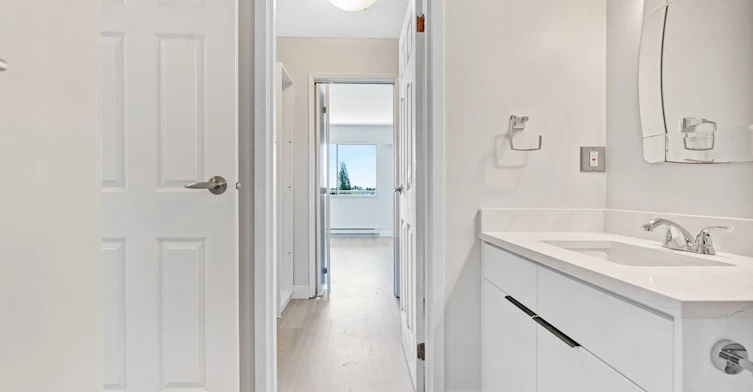8040 Blundell Road, Richmond, BC, V6Y 1J8 - 5