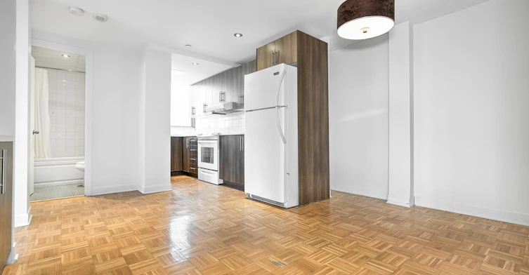 210-2100 De Maisonneuve Boulevard West, Montréal, QC, H3H 1K6 - 2