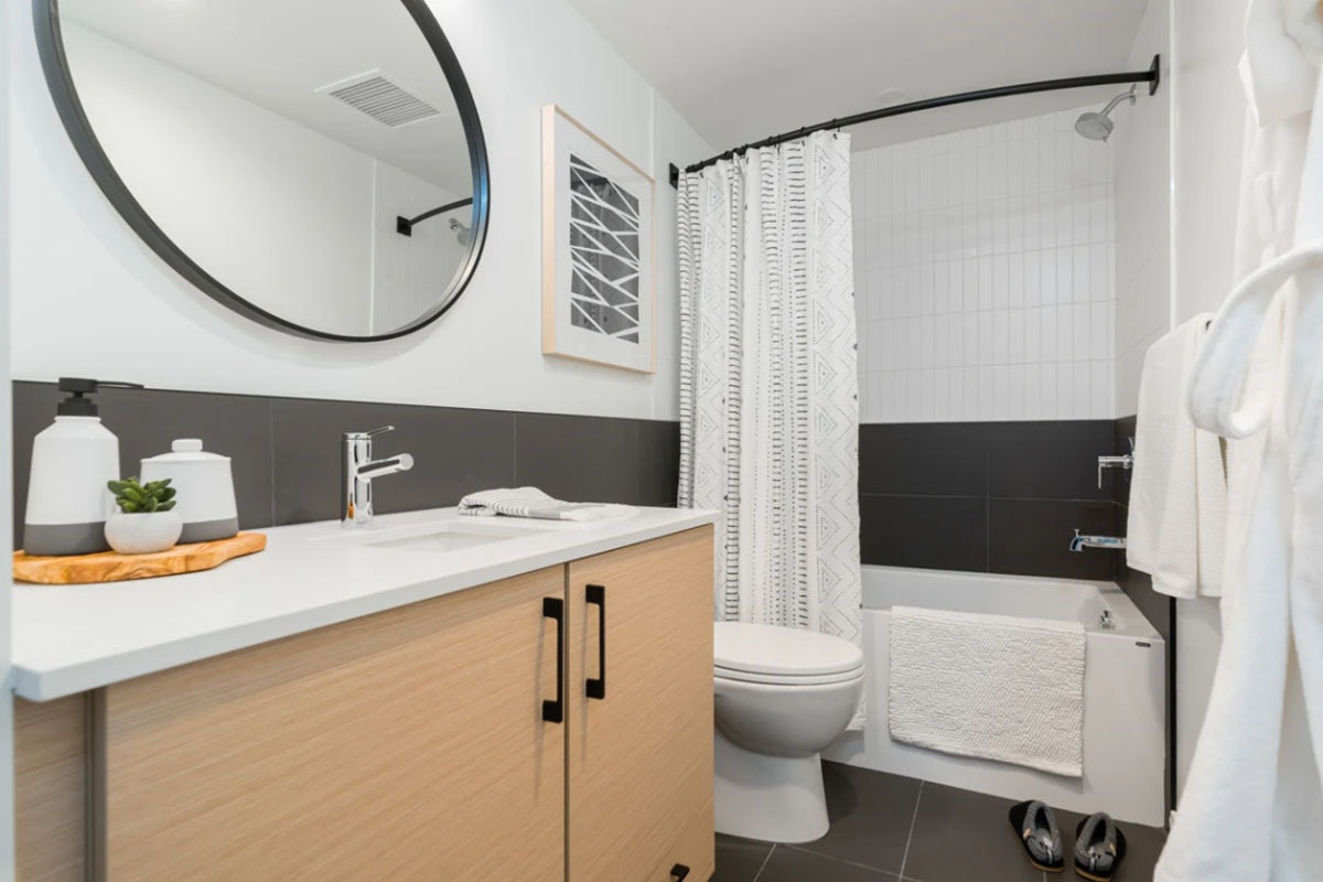 1649 E Broadway, Vancouver, BC, V5N 0J4 - 10