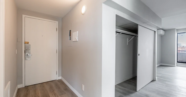 Line 07-1951 Maisonneuve Boulevard East, Montréal, QC, H2K 2C9 - 11