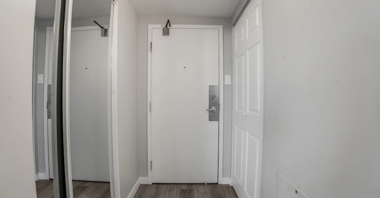 Line 06-1951 Maisonneuve Boulevard East, Montréal, QC, H2K 2C9 - 2