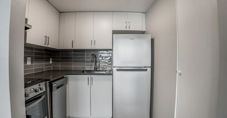 Line 06-1951 Maisonneuve Boulevard East, Montréal, QC, H2K 2C9 - 8
