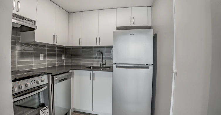 Line 06-1951 Maisonneuve Boulevard East, Montréal, QC, H2K 2C9 - 7
