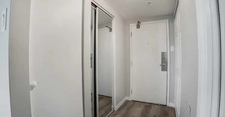 Line 06-1951 Maisonneuve Boulevard East, Montréal, QC, H2K 2C9 - 3