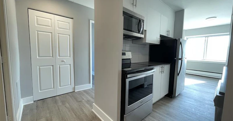 Line 06-1225 Saint Marc Street, Montréal, QC, H3H 2E7 - 2