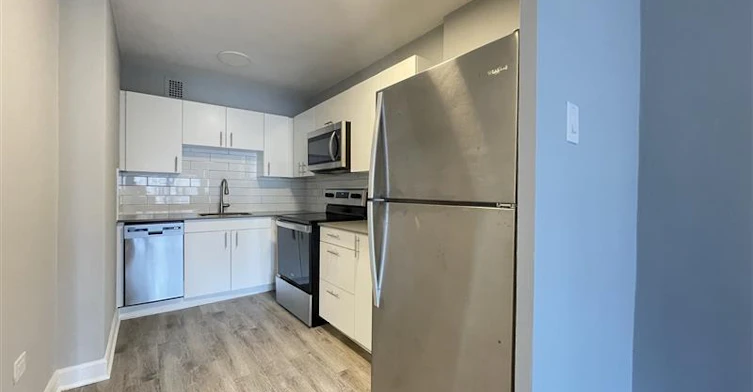 Line 09-1225 Saint Marc Street, Montréal, QC, H3H 2E7 - 3