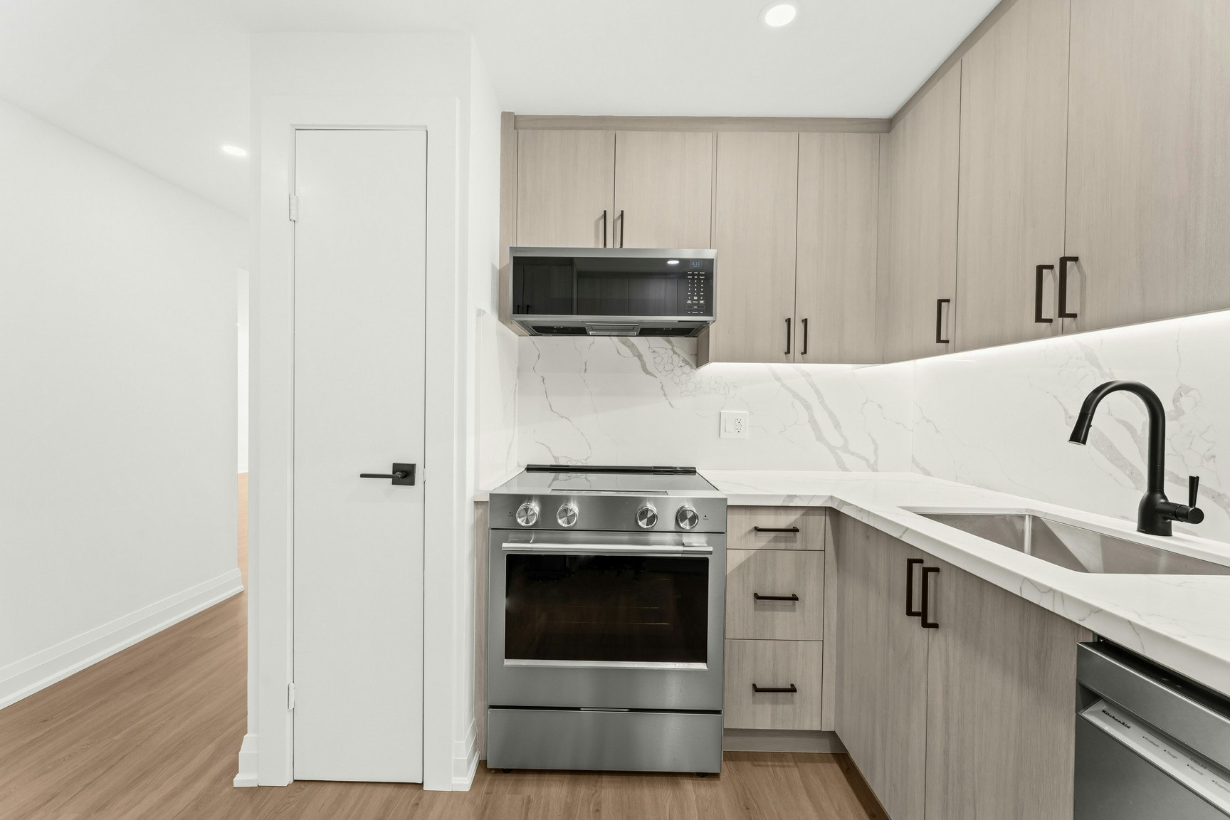 4B-44 Charles Street West, Toronto, ON, M4Y 1R7 - 9