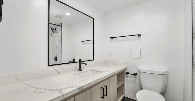 4B-44 Charles Street West, Toronto, ON, M4Y 1R7