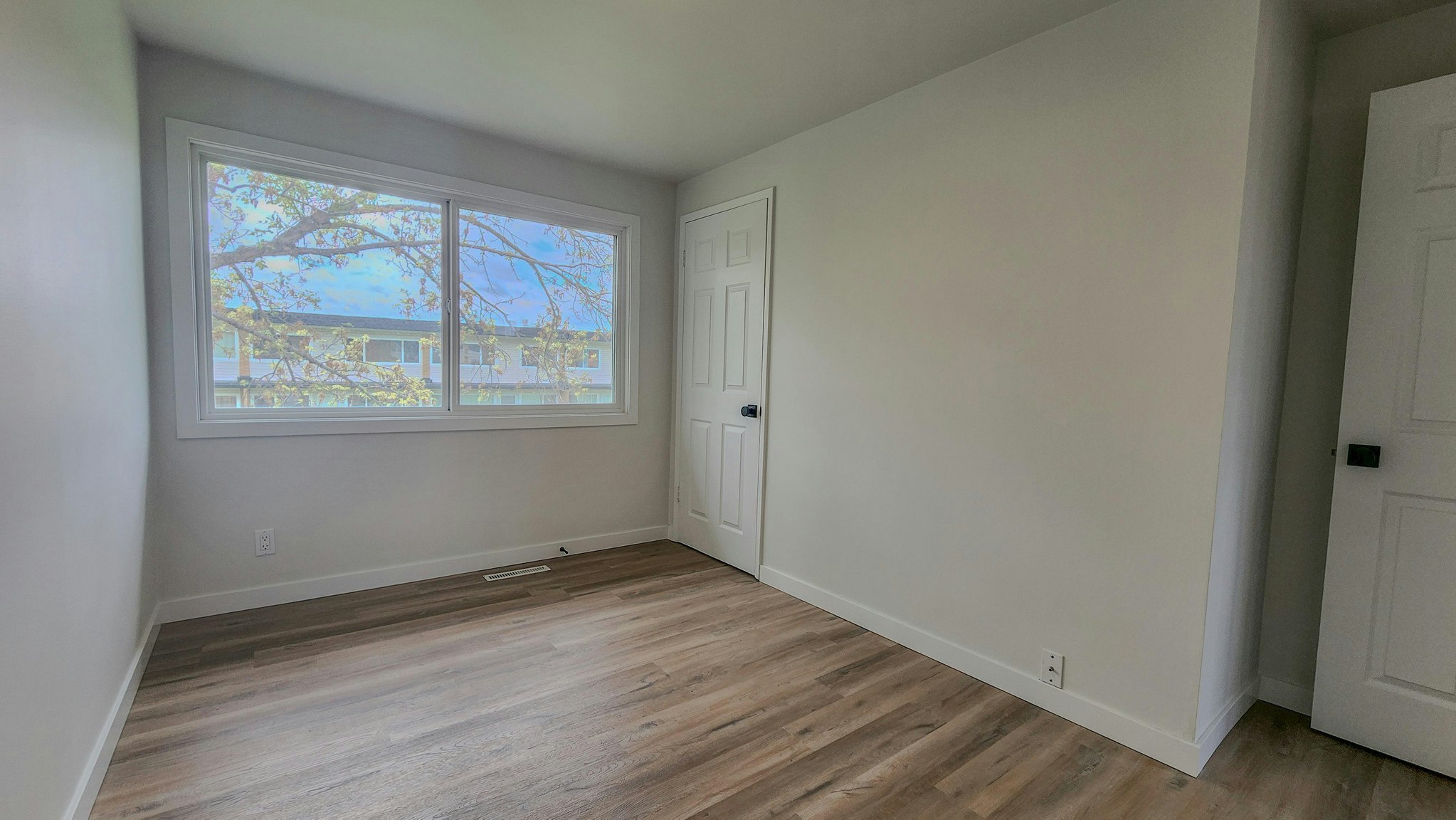 Premium-10211 Princess Elizabeth Avenue Northwest, Edmonton, AB, T5G 0Y1 - 11