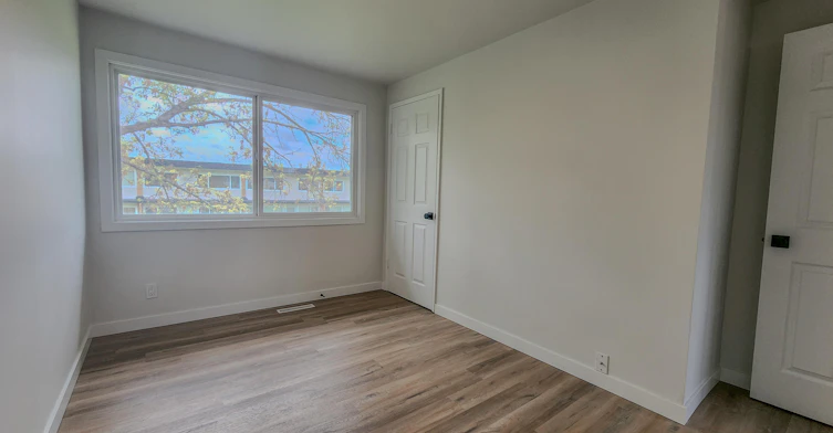 Premium-10211 Princess Elizabeth Avenue Northwest, Edmonton, AB, T5G 0Y1 - 11