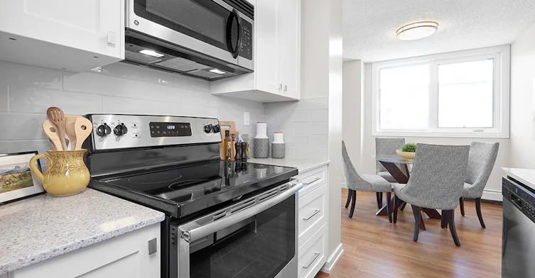 9939 115 Street, Edmonton, AB, T5K 1S6 - 4