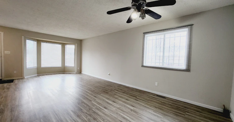 3432 42 Street Northwest, Edmonton, AB, T6L 5A1 - 3