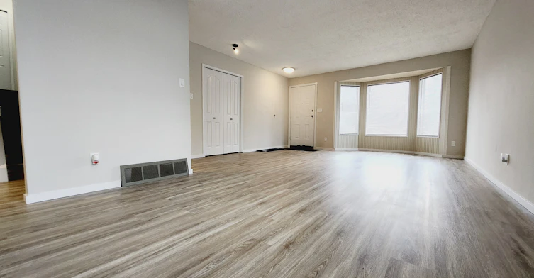 3432 42 Street Northwest, Edmonton, AB, T6L 5A1 - 4