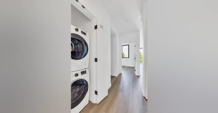 209-3455 E Hastings, Vancouver, BC, V5K 2A5 - 2