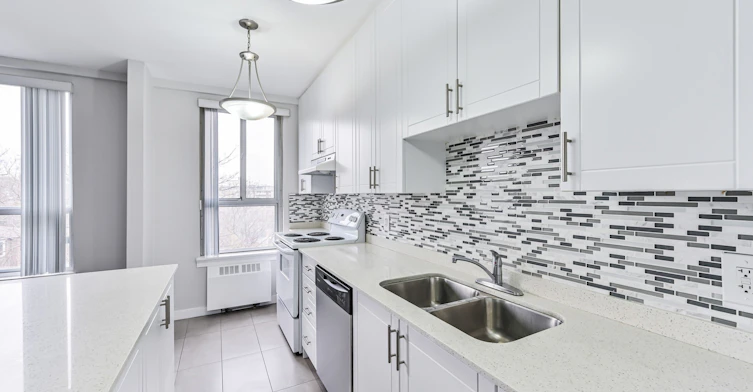 101-780 Eglinton Avenue West, Toronto, ON, M5N 1E9 - 2