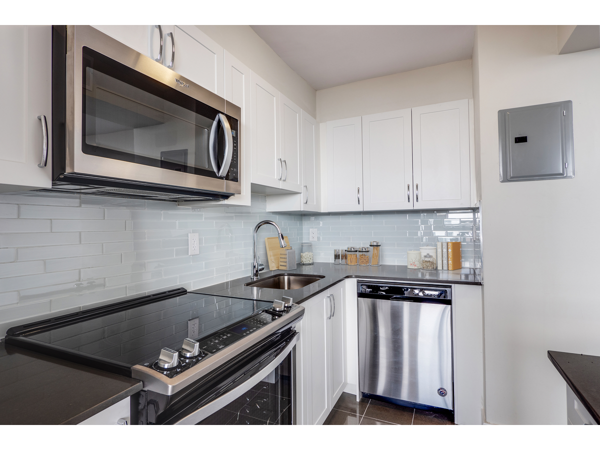 1212-35 Walmer Road, Toronto, ON, M5R 2X3 - 2