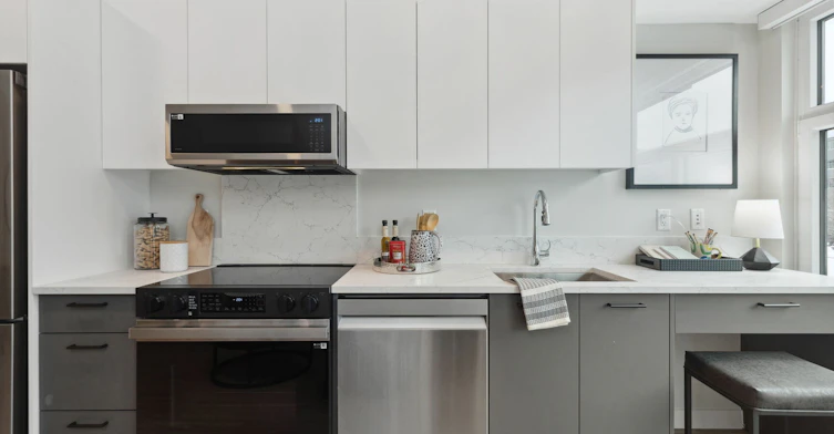 304-2895 East 10th Avenue, Vancouver, BC, V5M 0H7 - 2