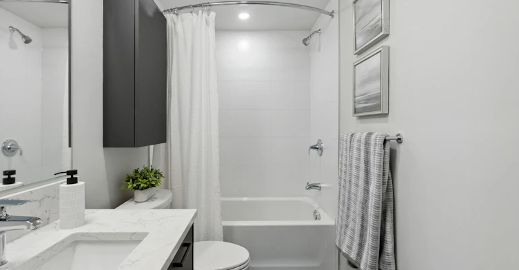504-2895 East 10th Avenue, Vancouver, BC, V5M 0H7 - 3