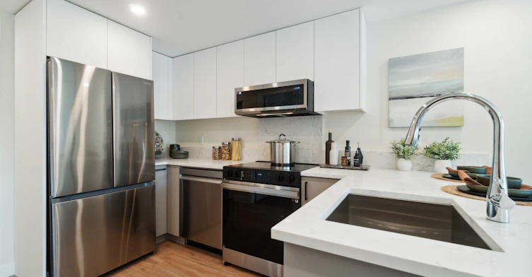 509-2895 East 10th Avenue, Vancouver, BC, V5M 0H7 - 3