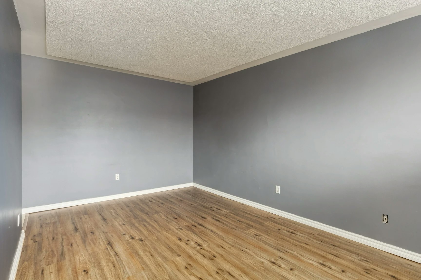 004-10955 106 Street, Edmonton, AB, T5H 2Y3 - 10