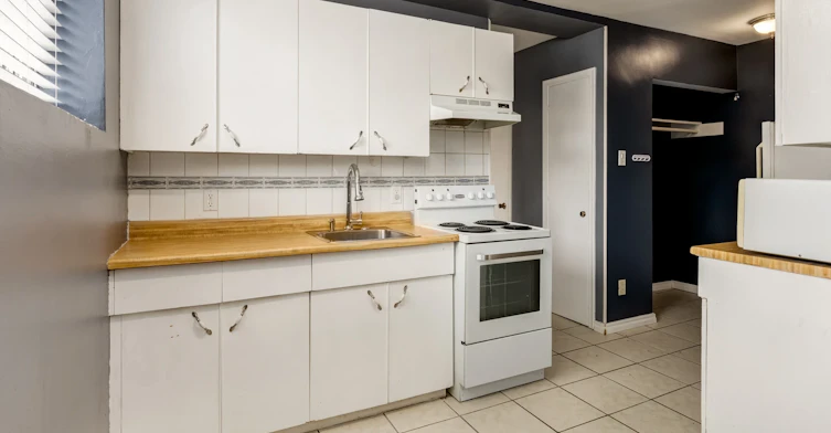 004-10955 106 Street, Edmonton, AB, T5H 2Y3 - 4