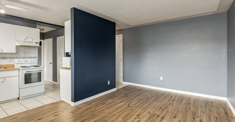 004-10955 106 Street, Edmonton, AB, T5H 2Y3