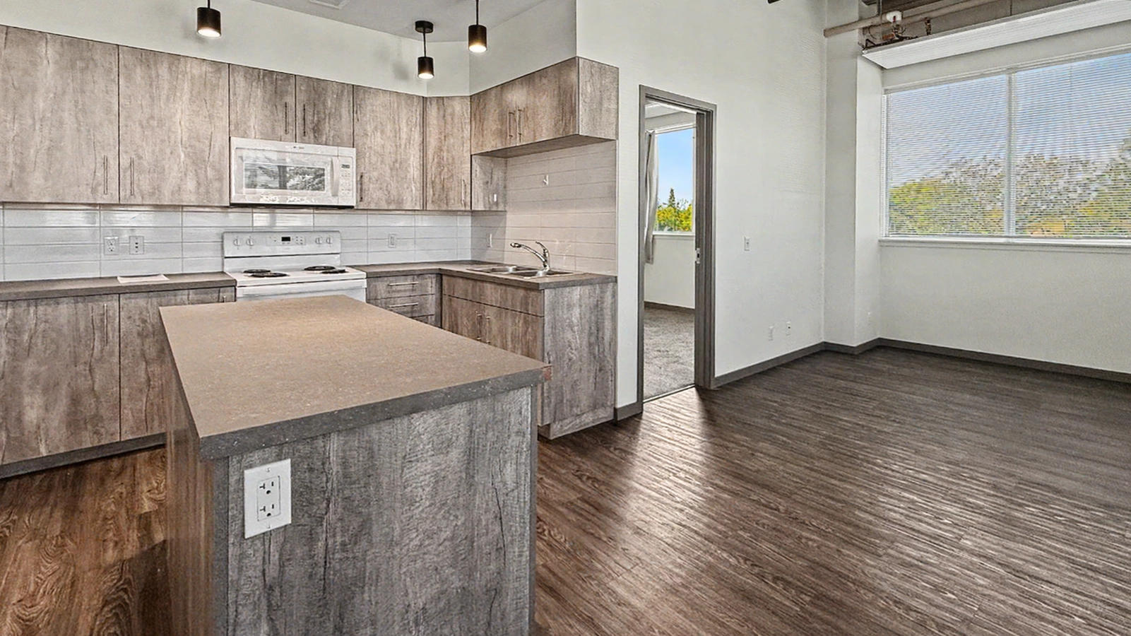 11112 101 Street NW, Edmonton, AB, T5G 2A2 - 26