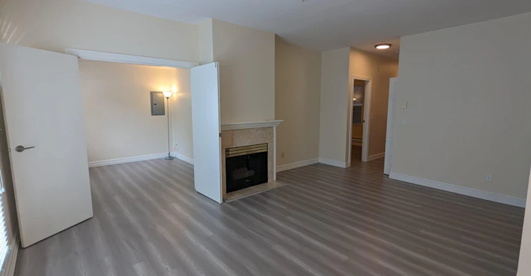 7288 Number 3 Road, Richmond, BC, V6Y 3Y1