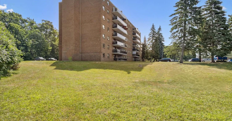216-101 Kozlov, Barrie, ON, L4N 5L7