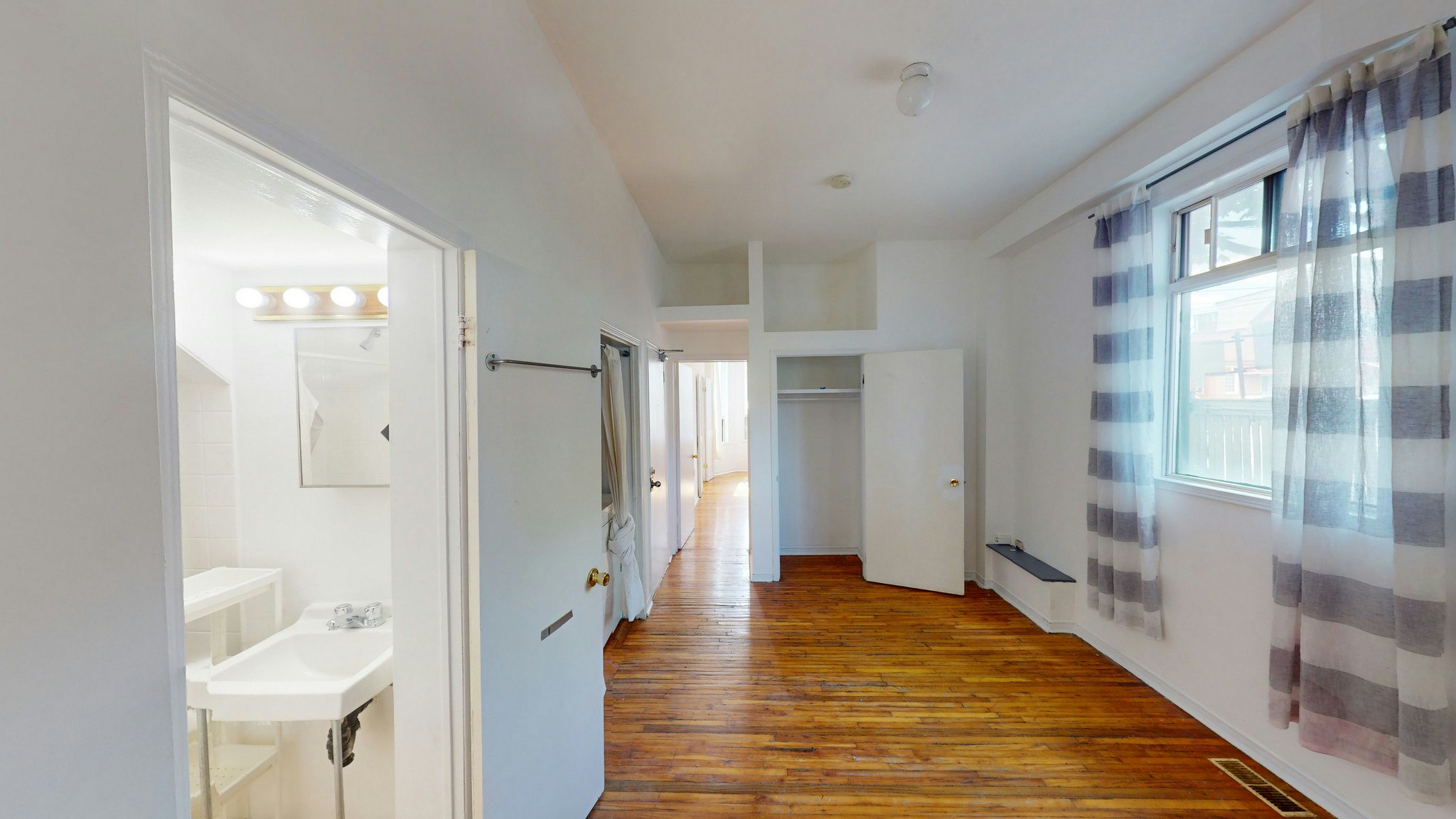 4-221 Bathurst Street, Toronto, ON, M5T 2S2 - 9
