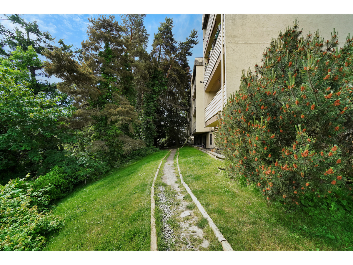 2-404-252 E Gorge Road, Victoria, BC, V9A 6W3 - 2