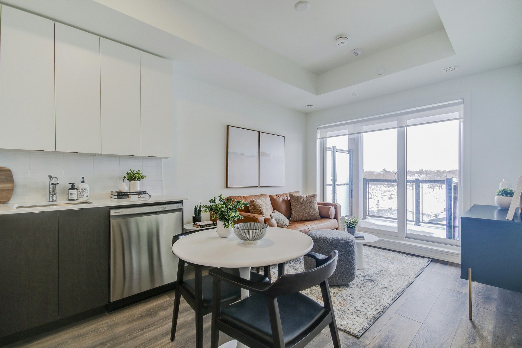 J403-125 Canon Jackson Drive, Toronto, ON, M6M 3Z4 - 2