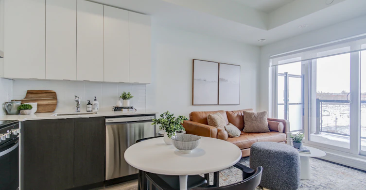 J403-125 Canon Jackson Drive, Toronto, ON, M6M 3Z4 - 3