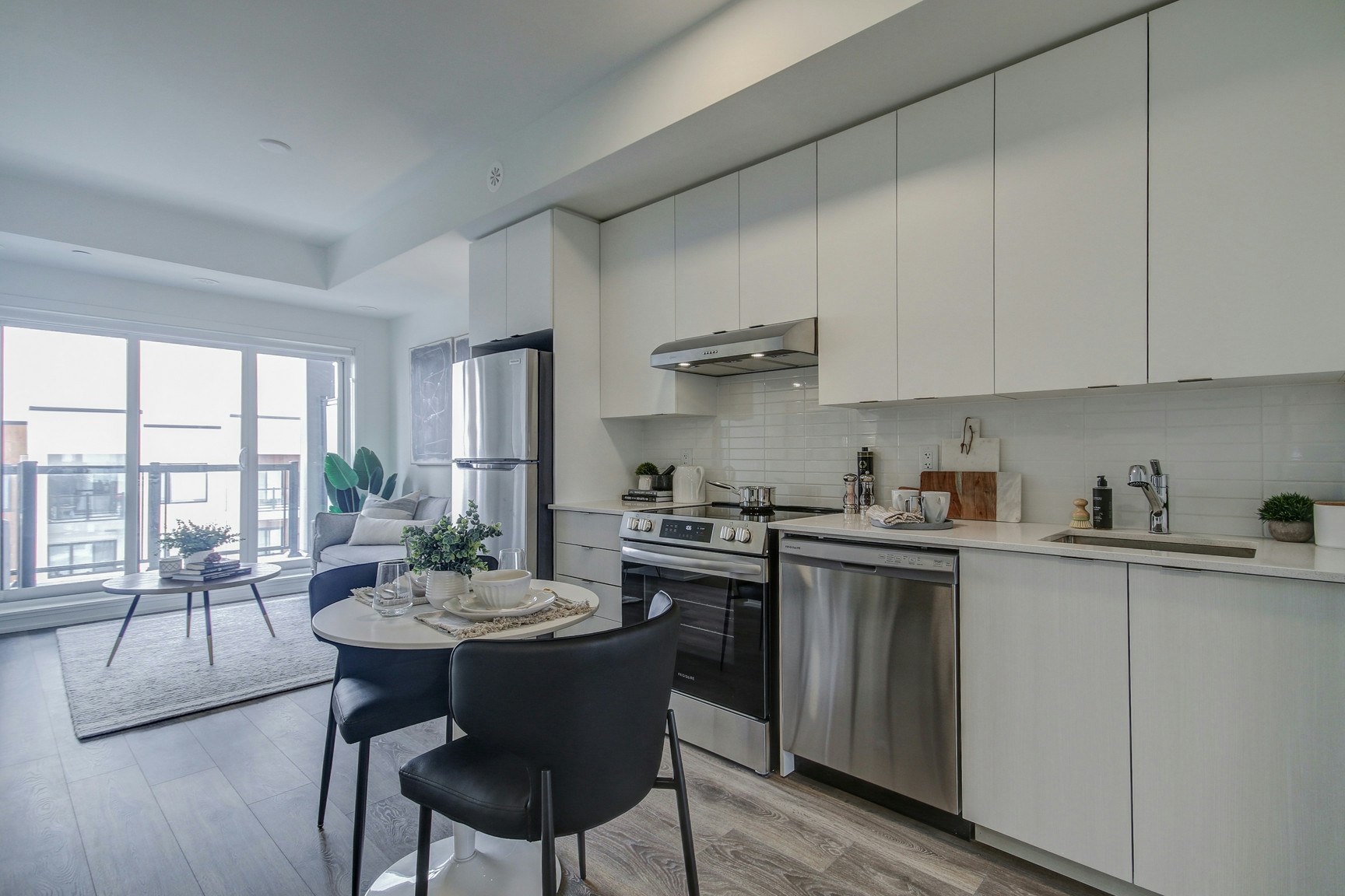 M409-125 Canon Jackson Drive, Toronto, ON, M6M 3Z4 - 2