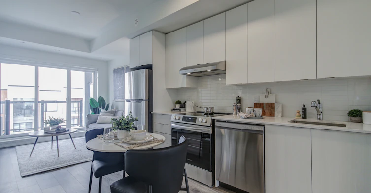 M409-125 Canon Jackson Drive, Toronto, ON, M6M 3Z4 - 2