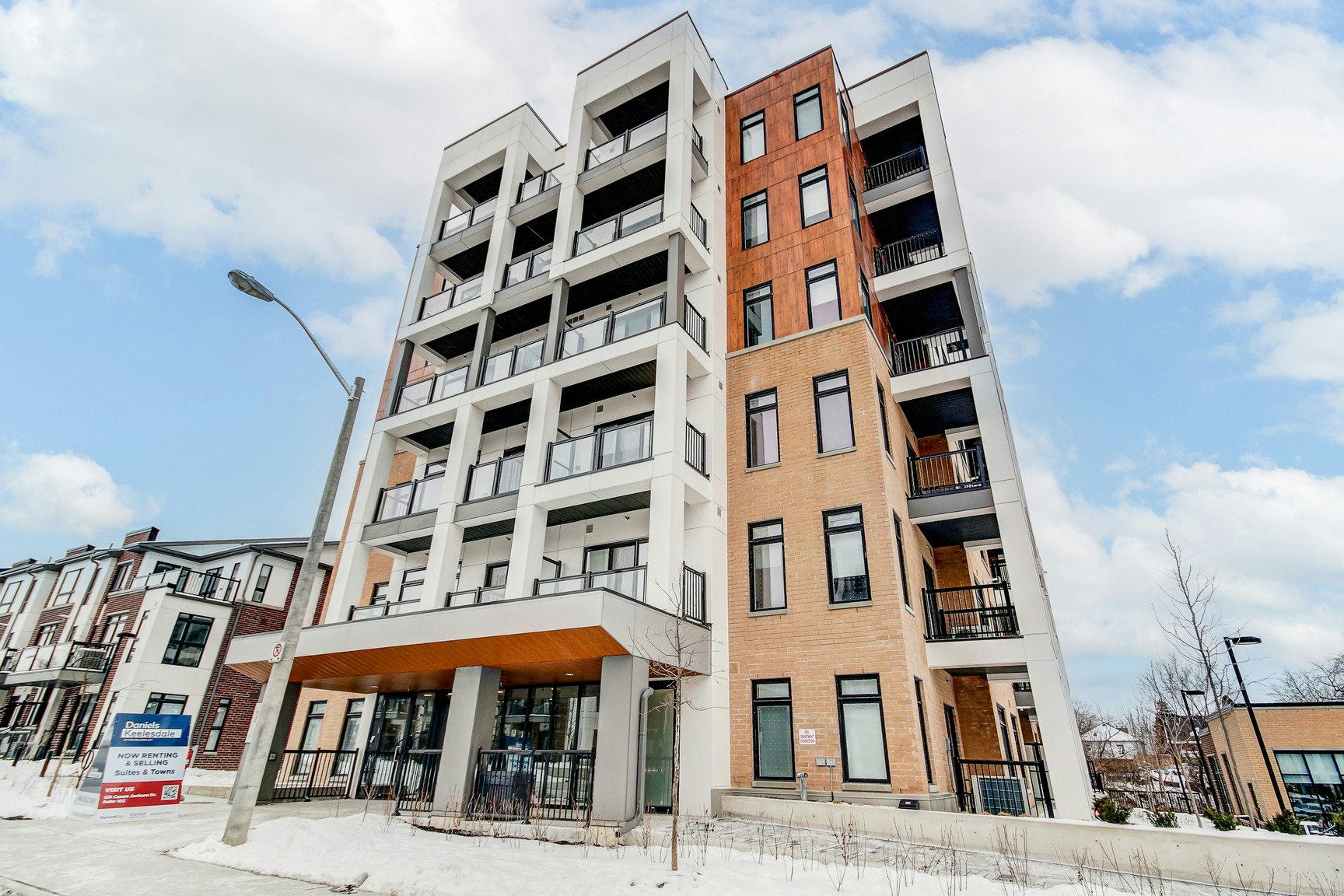 M409-125 Canon Jackson Drive, Toronto, ON, M6M 3Z4